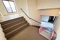 広く緩やかな階段は安全性が高く、とても優しい設計となっている。